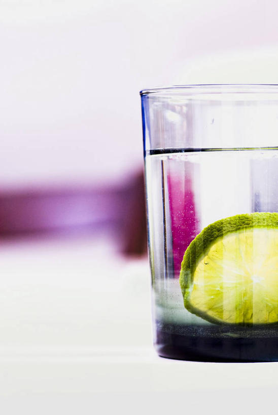 无人,竖图,室内,特写,白天,白色背景,正面,水,桌面,桌子,杯子,水果,阴影,朦胧,模糊,新鲜,反射,木制,液体,影子,生食,食品,果实,饮用水,玻璃制品,食物,一个,木制品,水杯,矿泉水,摄影,有机食品,绿色食品,影棚,单个,横截面,剖面,蒸馏水,酸橙,代代,截面,截面图形,玻璃杯,橙子,橙,彩图,影棚拍摄,拍摄