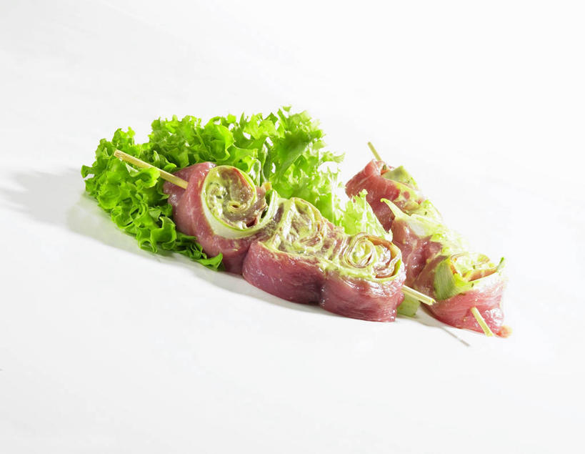 无人,横图,俯视,室内,特写,白天,白色背景,桌面,桌子,蔬菜,叶子,阴影,新鲜,反射,木制,影子,生菜,莴苣,肉,食品,绿叶,肉类,竹签,食物,木制品,嫩叶,摄影,有机食品,绿色食品,影棚,肉食,取食签,春菜,鹅仔菜,莴仔菜,千金菜,叶用莴苣,奶油生菜,叶,叶片,彩图,高角度拍摄,影棚拍摄,拍摄