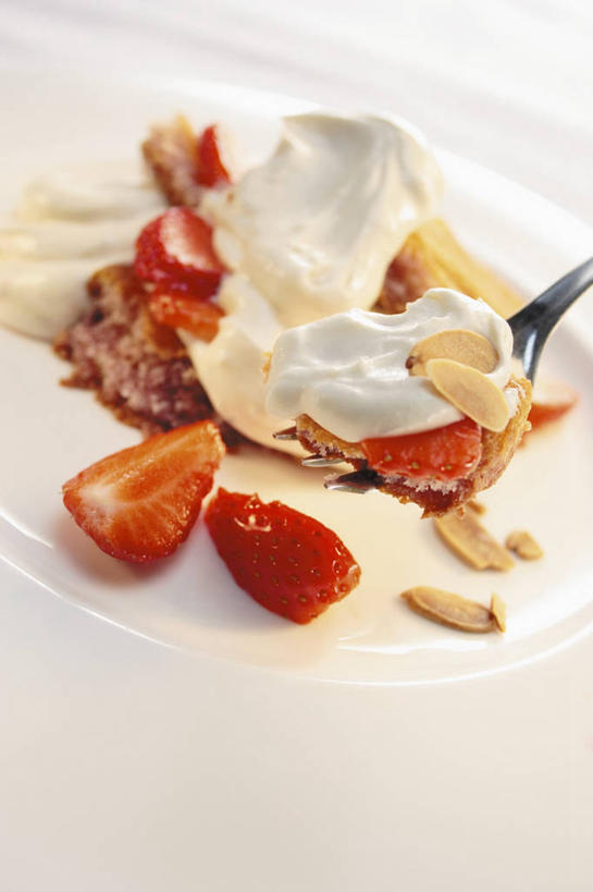 点心,无人,竖图,俯视,室内,特写,白天,白色背景,下午茶,桌面,桌子,草莓,浆果,餐具,水果,金属制品,阴影,新鲜,反射,金属,木制,碟子,盘,影子,勺子,生食,食品,甜点,甜品,果实,食物,糕点,一个,盘子,木制品,调羹,碟,汤匙,甜食,奶油,摄影,有机食品,绿色食品,影棚,单个,乳制品,激凌,克林姆,淇淋,洋莓,水果皇后,红莓,地莓,彩图,高角度拍摄,影棚拍摄,拍摄,蛋糕