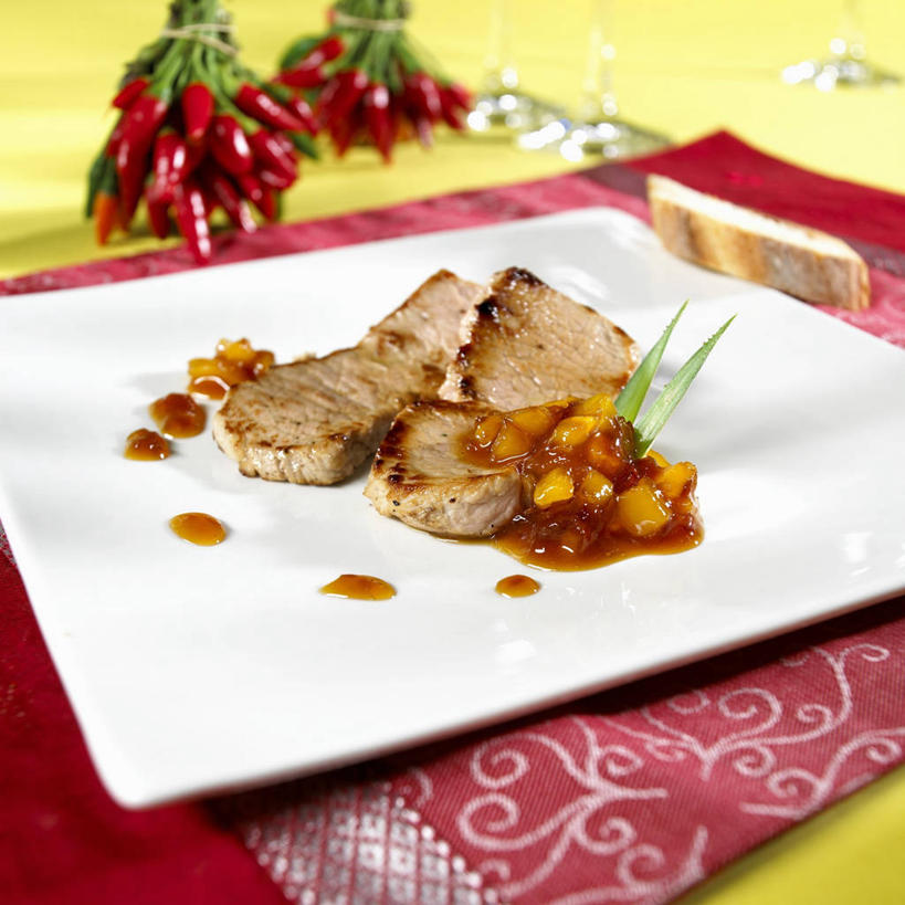 无人,方图,俯视,室内,特写,白天,烹饪,西餐,桌面,桌子,辣椒,蔬菜,餐具,阴影,花纹,黄色背景,新鲜,反射,木制,布,碟子,盘,图案,影子,调料,酱料,酱汁,肉,佐料,牛肉,料理,食品,调味品,调味料,布纹,酱,菜肴,美食,肉类,食物,一个,盘子,木制品,碟,西式,摄影,佳肴,有机食品,绿色食品,影棚,单个,布匹,肉食,辣角,红海椒,大椒,辣虎,广椒,辣子,红辣椒,海椒,番椒,彩图,高角度拍摄,影棚拍摄,拍摄