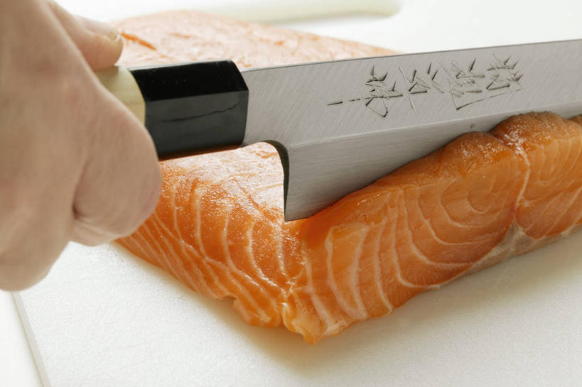 海鲜,三文鱼,西方人,手,一个人,横图,俯视,室内,特写,白天,白色背景,桌面,桌子,鲑鱼,金属制品,欧洲,欧洲人,仅一个男性,仅一个人,切开,握,阴影,反射,纹路,金属,木制,工具,纹理,影子,肉,鱼肉,刀具,拿,拿着,水产,肉类,海洋生物,仅一个年轻男性,木制品,刀,切,手部,握着,摄影,影棚,单手,大马哈鱼,水生动物,菜刀,海产品,水生物,剖面,肉食,海底动物,切面,肌理,撒蒙鱼,萨门鱼,冰海之皇,鲑,马哈鱼,麻哈鱼,大麻哈鱼,切菜刀,男人,男性,年轻男性,白种人,半身,彩图,高角度拍摄,影棚拍摄,拍摄