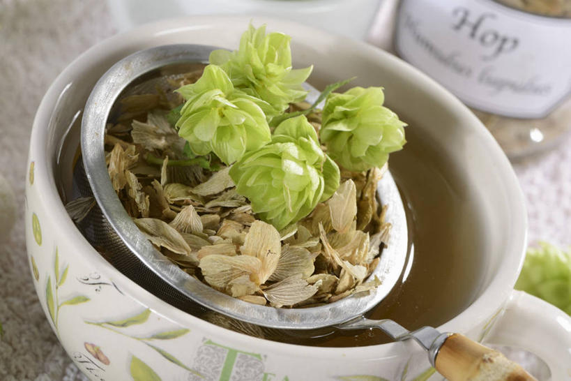 无人,横图,俯视,室内,特写,白天,幸福,茶,桌面,桌子,阴影,朦胧,模糊,反射,木制,影子,陶瓷,茶叶,啤酒花,陶瓷制品,饮品,娱乐,一个,木制品,容器,碗,花茶,享受,休闲,温馨,放松,乐趣,保健,养生,单个,储藏,花草茶,酒花,舒适,储存,忽布,蛇麻花,酵母花,香花茶,香片,熏花茶,彩图,高角度拍摄,贮存