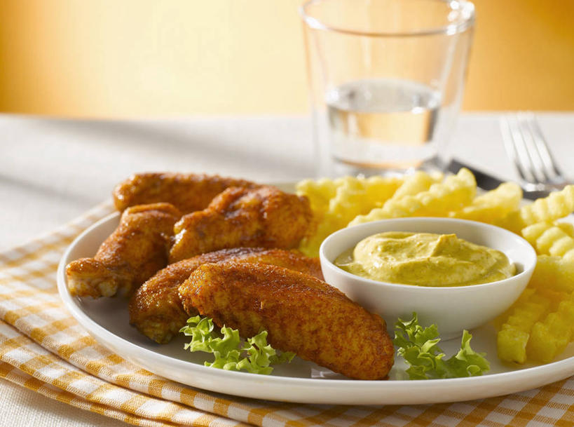 咖哩,无人,横图,俯视,室内,特写,白天,烹饪,西餐,水,餐桌,桌面,桌子,杯子,餐具,叶子,阴影,花纹,反射,木制,布,碟子,盘,图案,液体,影子,陶瓷,调料,料理,食品,绿叶,陶瓷制品,调味品,调味料,布纹,饮用水,鸡翅,薯条,炸鸡翅,咖喱,菜肴,美食,玻璃制品,食物,一个,盘子,木制品,容器,水杯,碟,碗,快餐,矿泉水,嫩叶,西式,佳肴,单个,餐台,储藏,布匹,储存,蒸馏水,西式快餐,垃圾食品,叶,叶片,玻璃杯,彩图,高角度拍摄,贮存