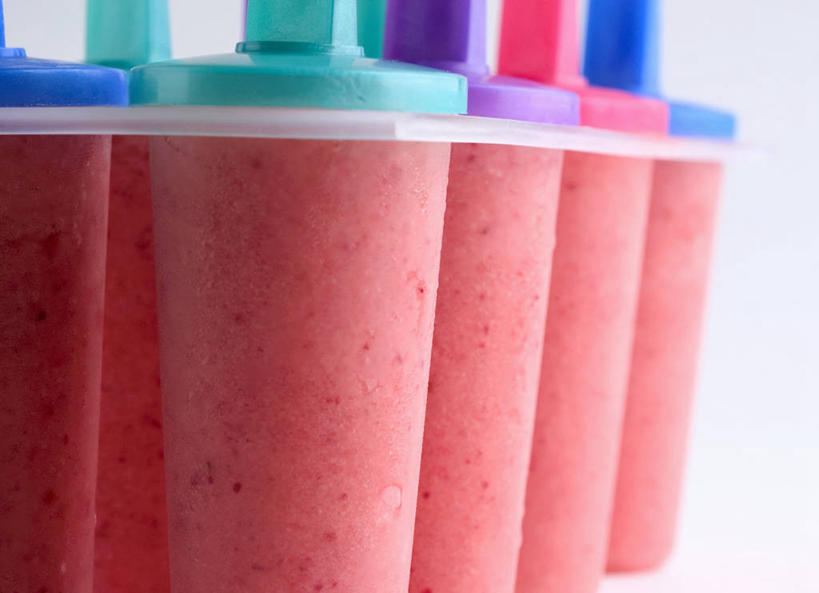 无人,横图,室内,特写,白天,白色背景,正面,桌面,桌子,一排,许多,阴影,整齐,并列,并排,反射,木制,影子,塑料,很多,清凉,棒冰,冰棍,盒子,排列,红色,木制品,容器,塑料制品,冷饮,舒服,摄影,影棚,储藏,解暑,冰棒,储存,队列,解渴,平行,舒爽,消暑,冰条,彩图,影棚拍摄,拍摄,贮存