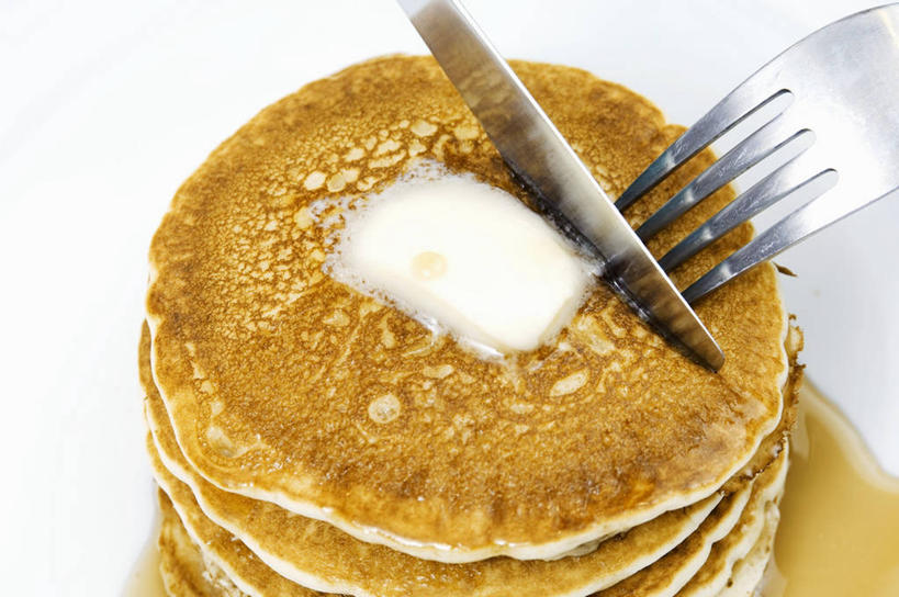 点心,无人,横图,俯视,室内,特写,白天,白色背景,桌面,桌子,餐具,金属制品,一排,许多,阴影,整齐,反射,粘稠,金属,木制,叉子,刀叉,刀子,影子,调料,黄油,食品,糖,调味品,很多,调味料,文化,小吃,食物,糕点,排列,木制品,甜食,摄影,影棚,堆,糖浆,乳制品,队列,餐刀,白脱油,薄饼,黏稠,餐叉,浓厚,乳脂,法国薄饼,进餐用具,彩图,高角度拍摄,影棚拍摄,拍摄