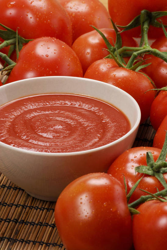 无人,竖图,俯视,室内,特写,白天,桌面,桌子,蔬菜,西红柿,许多,阴影,新鲜,反射,木制,影子,陶瓷,调料,酱料,酱汁,茄汁,佐料,食品,陶瓷制品,调味品,很多,调味料,番茄酱,酱,食物,一个,红色,木制品,容器,碗,有机食品,绿色食品,单个,储藏,储存,番茄,彩图,高角度拍摄,贮存