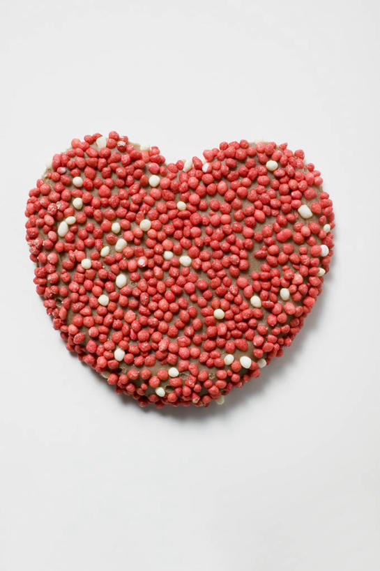 无人,竖图,俯视,室内,特写,白天,白色背景,爱情,桌面,桌子,阴影,爱心,反射,木制,影子,食品,糖,糖果,甜点,甜品,浪漫,食物,一个,红色,木制品,甜食,巧克力,温暖,温馨,心形,恩爱,摄影,影棚,单个,朱古力,和睦,心型,彩图,高角度拍摄,影棚拍摄,拍摄,融洽