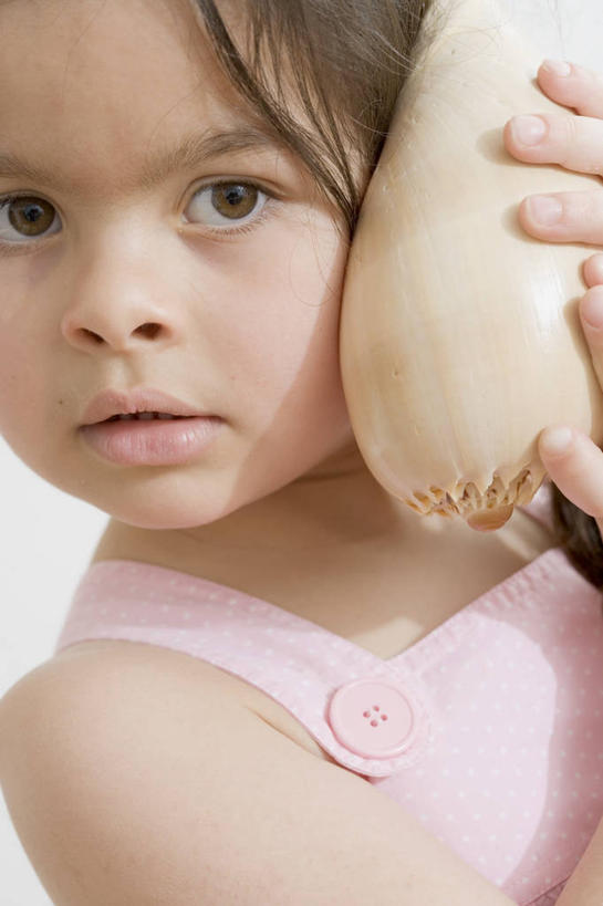 西方人,儿童,脸,头,脸颊,手,一个人,站,竖图,室内,特写,白天,白色背景,正面,纯洁,欧洲,欧洲人,双手,仅一个女性,仅一个人,握,服装,海螺,拿,听,拿着,注视,休闲装,海洋生物,小孩,衣服,粉色,观察,看,站着,仅一个小孩,休闲,手部,休闲服,可爱,童年,童趣,握着,摄影,服饰,影棚,观看,软体动物,峨螺,察看,关注,水生动物,水生物,童真,海底动物,烂漫,无邪,天真,女孩,女人,女性,白种人,孩子,头部,脸部,脸蛋,面部,站立,半身,彩图,影棚拍摄,拍摄,女生