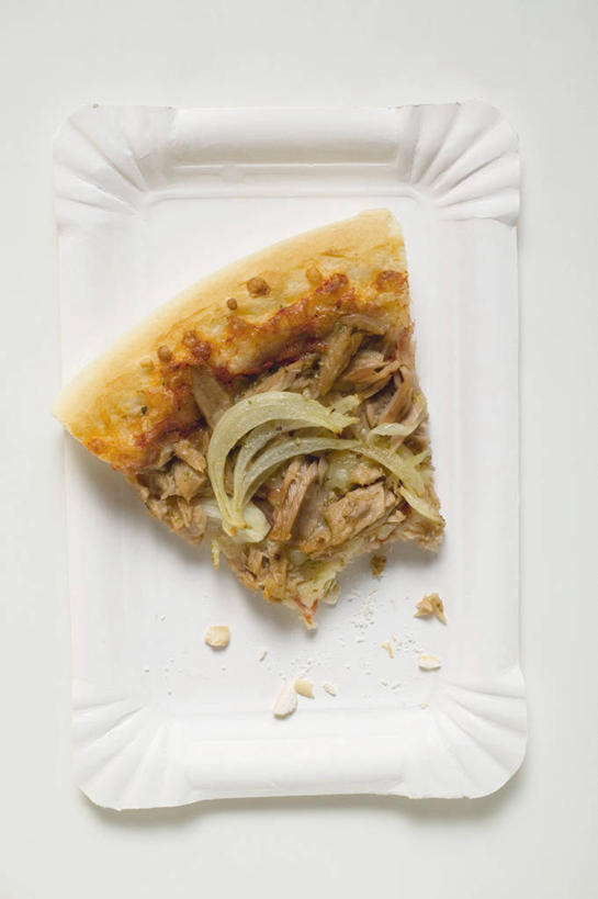 海鲜,无人,竖图,俯视,室内,特写,白天,白色背景,烹饪,西餐,桌面,桌子,蔬菜,洋葱,餐具,阴影,新鲜,反射,木制,碟子,盘,影子,塑料,肉,鱼肉,料理,食品,披萨,匹萨,鲔鱼,水产,金枪鱼,菜肴,美食,肉类,海洋生物,食物,一个,盘子,木制品,塑料制品,碟,快餐,西式,摄影,佳肴,有机食品,绿色食品,影棚,单个,吞拿鱼,比萨,玉葱,水生动物,海产品,水生物,肉食,西式快餐,海底动物,垃圾食品,意大利薄饼,圆葱,洋葱头,球葱,葱头,彩图,高角度拍摄,影棚拍摄,拍摄