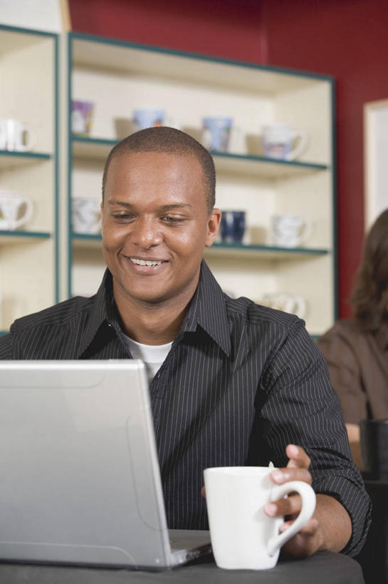 西方人,一个人,商务人士,商务男性,坐,笑,微笑,露齿笑,竖图,室内,白天,正面,衬衫,电脑,笔记本电脑,桌面,桌子,杯子,欧洲,非洲,黑人,欧洲人,仅一个男性,仅一个人,握,套装,网络,木制,瓷器,咖啡杯,陶瓷制品,拿,置物架,拿着,注视,通讯设备,架子,仅一个年轻男性,一个,木制品,观察,看,握着,单个,观看,察看,无线,关注,瓷杯,通信设备,商务装,无线网络,陈列架,无线上网,便携式电脑,工薪阶层,搁架,手提电脑,男人,男性,年轻男性,非洲人,白领,上班族,坐着,半身,彩图,衬衣