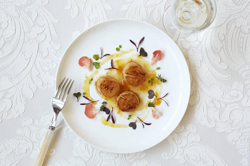 海鲜,无人,横图,俯视,室内,特写,白天,烹饪,西餐,桌面,桌子,蔬菜,餐具,金属制品,阴影,新鲜,反射,金属,木制,布料,叉子,碟子,盘,影子,菌菇,蘑菇,料理,食品,扇贝,菌类,布纹,水产,菜肴,美食,海洋生物,桌布,食物,一个,盘子,餐巾,木制品,碟,台布,食用菌,西式,佳肴,有机食品,绿色食品,单个,水生动物,海产品,水生物,海底动物,餐叉,进餐用具,彩图,高角度拍摄