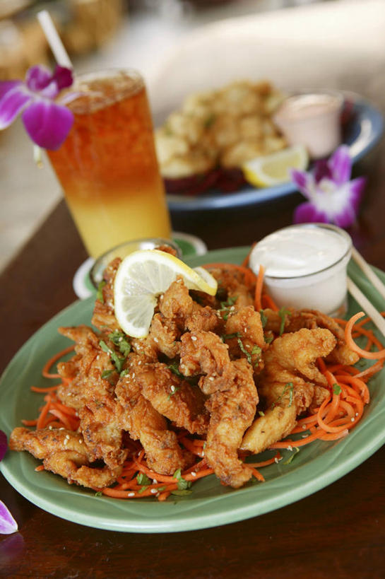 无人,竖图,俯视,室内,特写,白天,桌面,桌子,柠檬,杯子,餐具,水果,阴影,朦胧,模糊,新鲜,盛开,反射,木制,碟子,盘,影子,塑料,鸡肉,肉,生食,油炸,食品,果实,花蕾,肉类,玻璃制品,花,花瓣,花朵,鲜花,食物,两个,盘子,木制品,水杯,塑料制品,吸管,碟,花苞,花蕊,有机食品,绿色食品,空心,高雅,肉食,饮管,淡泊,花中君子,兰花,玻璃杯,益母果,柠果,彩图,高角度拍摄,圆柱状