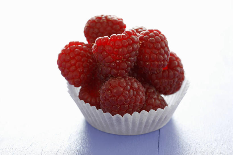 无人,横图,俯视,室内,特写,白天,白色背景,桌面,桌子,水果,一堆,许多,阴影,堆叠,堆积,新鲜,反射,木制,影子,生食,食品,果实,很多,食物,一个,红色,木制品,摄影,有机食品,绿色食品,影棚,单个,纸托,堆,山莓,树莓,三月泡,四月泡,山抛子,刺葫芦,悬钩子,馒头菠,高脚菠,龙船泡,泡儿刺,蛋糕托,蛋糕托纸,蛋糕纸托,彩图,高角度拍摄,影棚拍摄,拍摄