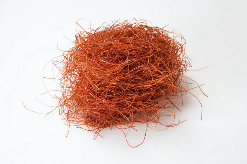 无人,横图,俯视,室内,特写,白天,白色背景,快乐,桌面,桌子,一堆,许多,阴影,堆叠,堆积,反射,木制,影子,很多,藏红花,红色,木制品,摄影,影棚,堆,保护,番红花,西红花,彩图,高角度拍摄,影棚拍摄,拍摄