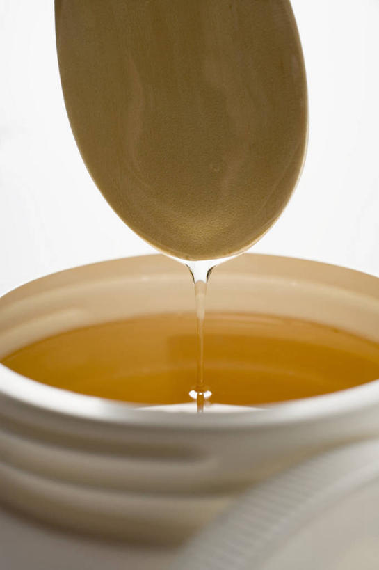 蜂蜜,无人,竖图,室内,特写,白天,白色背景,正面,玻璃,阴影,反射,影子,勺子,玻璃制品,一个,玻璃瓶,瓶子,调羹,汤匙,摄影,影棚,单个,下降,降落,花蜜,广口瓶,止痛,解毒,降低,下跌,下落,冬酿,石蜜,彩图,影棚拍摄,拍摄