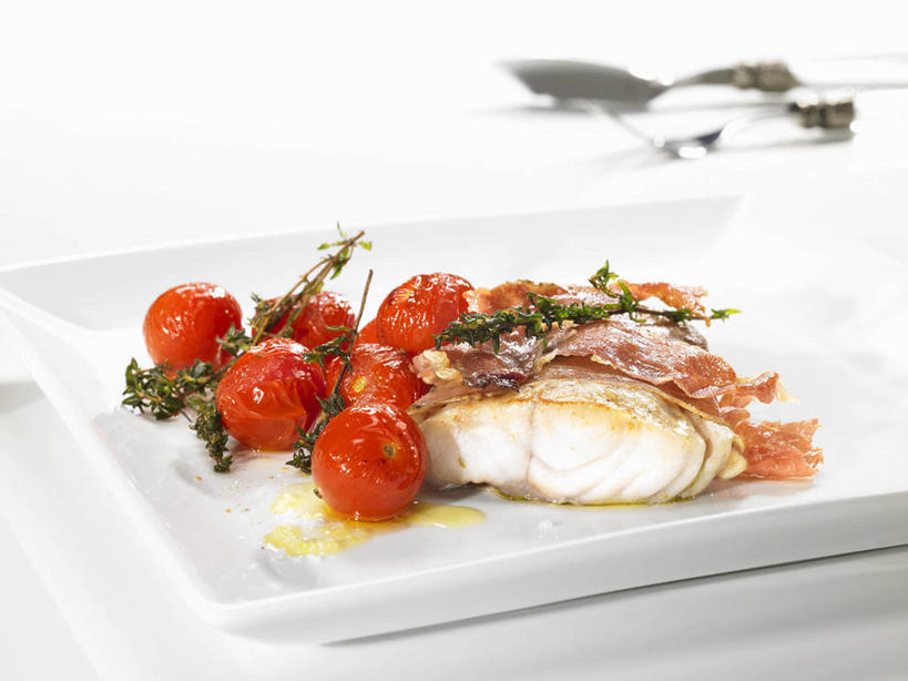 海鲜,无人,横图,俯视,室内,特写,白天,白色背景,烹饪,西餐,桌面,桌子,蔬菜,西红柿,小番茄,餐具,金属制品,阴影,新鲜,反射,金属,木制,鱼,叉子,碟子,盘,影子,肉,鱼肉,料理,食品,火腿,水产,猪肉,菜肴,美食,肉类,鱼类,海洋生物,食物,腌制,一个,盘子,木制品,碟,西式,摄影,佳肴,有机食品,绿色食品,影棚,单个,水生动物,海产品,水生物,肉食,海底动物,鳕鱼,餐叉,豚肉,鳘鱼,南极美露鳕,熏制,火肉,兰熏,猪腿,小西红柿,樱桃小番茄,珍珠小番茄,进餐用具,樱桃番茄,圣女果,番茄,彩图,高角度拍摄,影棚拍摄,拍摄