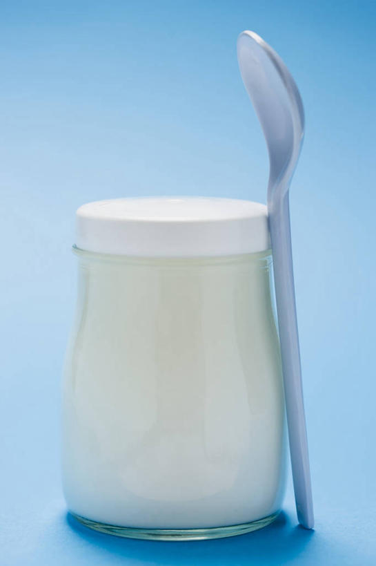 牛奶,无人,竖图,室内,特写,白天,正面,桌面,桌子,玻璃,金属制品,阴影,蓝色背景,反射,金属,木制,影子,勺子,饮品,营养,酸奶,玻璃制品,饮料,一个,玻璃瓶,木制品,瓶子,调羹,汤匙,摄影,影棚,单个,乳制品,奶,发酵,广口瓶,优格,优酪乳,彩图,影棚拍摄,拍摄