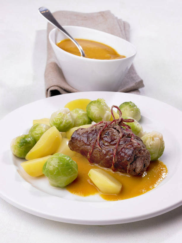 无人,竖图,俯视,室内,特写,白天,白色背景,桌面,桌子,蔬菜,土豆,椰菜,卷心菜,餐具,金属制品,阴影,新鲜,反射,金属,木制,碟子,盘,影子,勺子,陶瓷,豆芽,肉,牛肉,食品,陶瓷制品,肉类,食物,一个,盘子,餐巾,木制品,容器,调羹,碟,汤匙,碗,甘蓝,摄影,有机食品,绿色食品,抱子甘蓝,芽甘蓝,影棚,单个,储藏,储存,豆芽菜,肉食,芽苗菜,馍馍蛋,球芽甘蓝,子持甘蓝,保洁方巾,口布,洋芋,山药蛋,马铃薯,结球甘蓝,甘兰,包心菜,彩图,高角度拍摄,影棚拍摄,拍摄,贮存