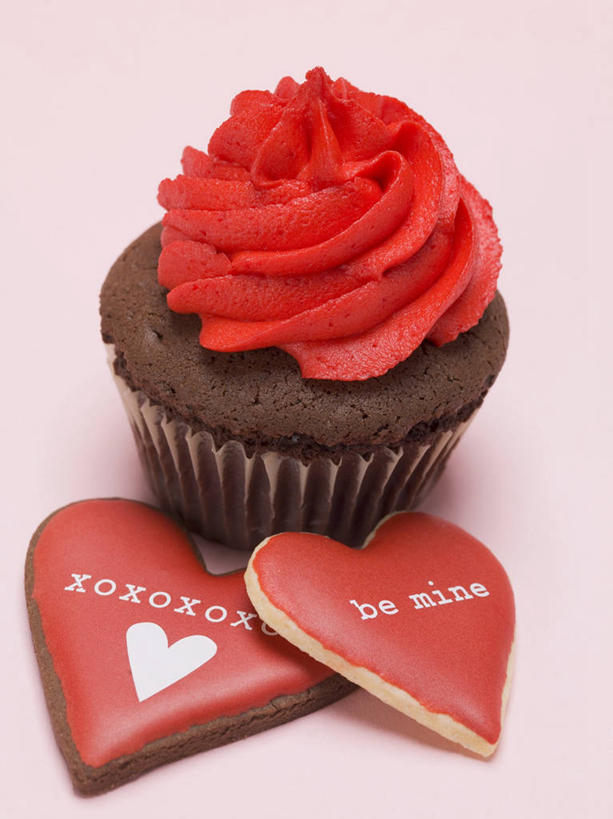 点心,无人,竖图,俯视,室内,特写,白天,爱情,下午茶,幸福,纯洁,热情,桌面,桌子,玫瑰,阴影,粉色背景,爱心,盛开,反射,木制,影子,食品,糖,糖果,甜点,甜品,玫瑰花,浪漫,花蕾,松饼,花,花瓣,花朵,鲜花,食物,糕点,一个,红色,木制品,甜食,奶油,巧克力,花苞,花蕊,温暖,温馨,心形,恩爱,摄影,影棚,单个,朱古力,纸托,黑巧克力,和睦,乳制品,感动,尊敬,激凌,克林姆,淇淋,玛芬蛋糕,蛋糕托,蛋糕托纸,蛋糕纸托,天真,刺玫花,徘徊花,心型,彩图,高角度拍摄,影棚拍摄,拍摄,融洽