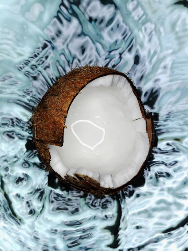 无人,竖图,俯视,室内,特写,白天,水,椰子,水果,波纹,朦胧,模糊,新鲜,透明,液体,气泡,水滴,生食,食品,棕色,果实,涟漪,漩涡,水泡,水珠,食物,白色,水纹,泡泡,有机食品,绿色食品,圆弧,大椰,胥余,椰瓢,越王头,彩图,高角度拍摄