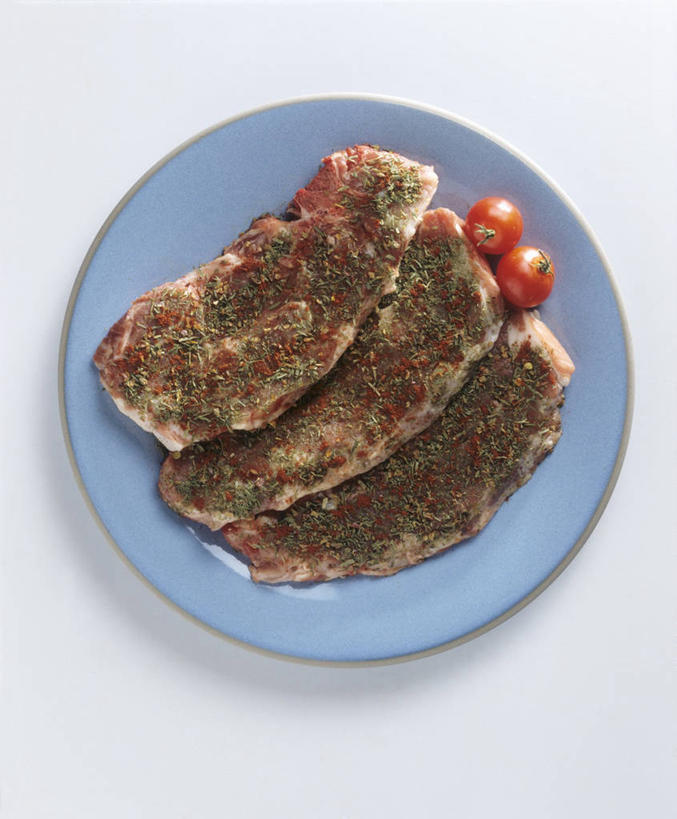 骨骼,无人,竖图,俯视,室内,特写,白天,白色背景,烹饪,西餐,桌面,桌子,辣椒,蔬菜,餐具,三块,一排,阴影,新鲜,整齐,反射,木制,碟子,盘,影子,排骨,肉,料理,食品,骨头,猪肉,菜肴,美食,肉类,食物,排列,一个,盘子,木制品,碟,大排,西式,摄影,佳肴,有机食品,绿色食品,影棚,单个,骨架,队列,肉食,彩椒,辣角,红海椒,大椒,辣虎,广椒,豚肉,甜椒,柿子椒,辣子,海椒,番椒,灯笼椒,彩图,高角度拍摄,影棚拍摄,拍摄