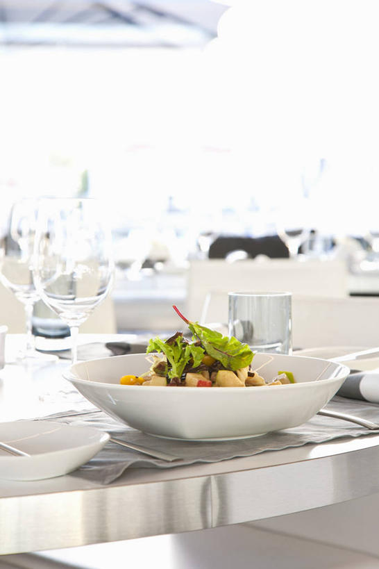 面食,面条,意大利面,无人,竖图,俯视,室内,特写,白天,西餐,桌面,桌子,苹果,蔬菜,西红柿,水果,阴影,朦胧,模糊,新鲜,反射,木制,影子,陶瓷,面,生食,蔬菜沙拉,沙拉,料理,食品,陶瓷制品,色拉,沙律,食物,一个,木制品,容器,碗,西式,有机食品,绿色食品,单个,色拉酱,储藏,储存,千岛酱,番茄,彩图,高角度拍摄,贮存