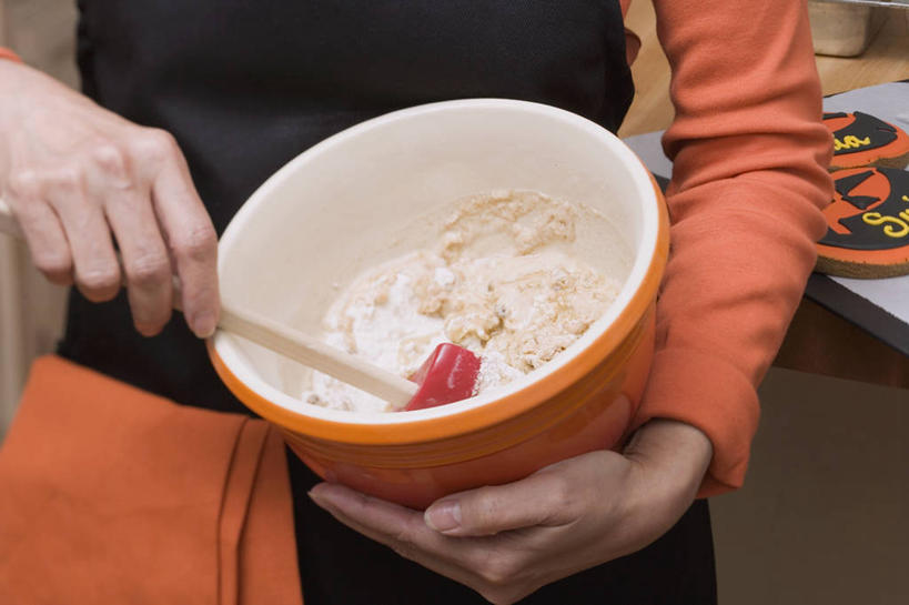 西方人,手,一个人,站,横图,室内,特写,白天,正面,欧洲,欧洲人,双手,仅一个年轻女性,仅一个女性,仅一个人,握,服装,节日,庆祝,粉末,勺子,陶瓷,面粉,陶瓷制品,拿,粮食,拿着,休闲装,文化,一个,衣服,容器,调羹,汤匙,碗,站着,庆典,休闲,手部,休闲服,万圣节,粉,握着,服饰,单个,纪念,储藏,农产品,储存,原材料,粉状,年轻女性,女人,女性,白种人,站立,半身,彩图,贮存