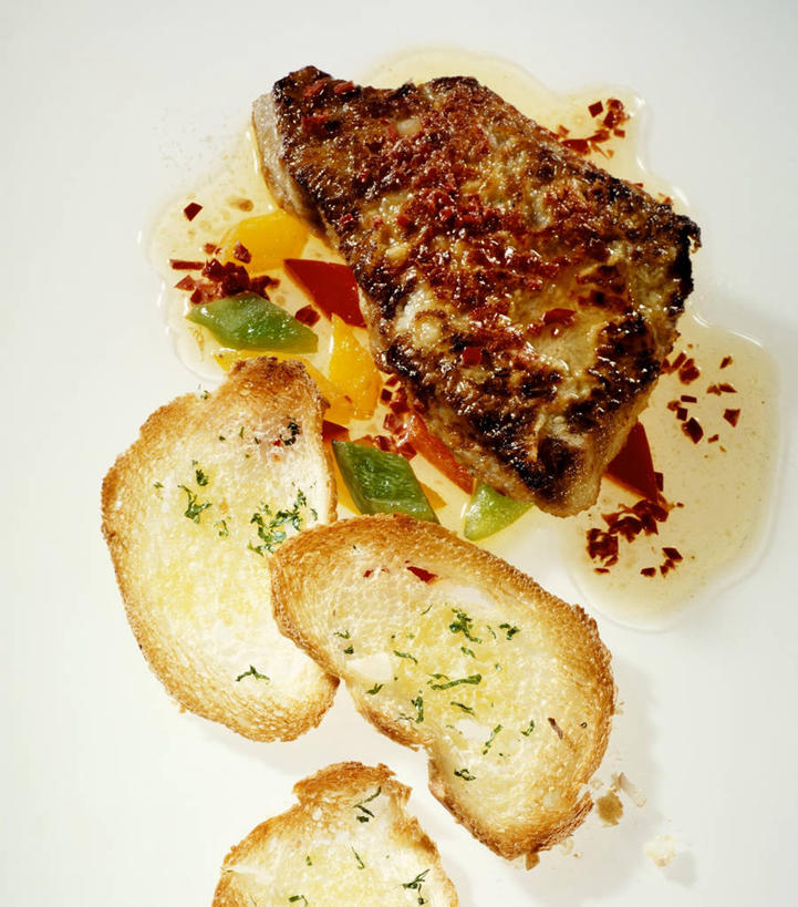 点心,面包,无人,竖图,俯视,室内,特写,白天,白色背景,烹饪,西餐,桌面,桌子,蔬菜,蒜,阴影,新鲜,反射,木制,影子,肉,牛排,牛肉,料理,食品,面点,蒜头,菜肴,美食,肉类,食物,糕点,木制品,西式,摄影,佳肴,有机食品,绿色食品,影棚,肉食,胡蒜,大蒜,彩图,高角度拍摄,影棚拍摄,拍摄