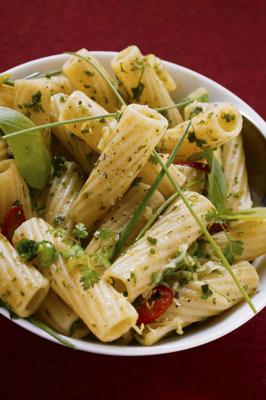 面食,通心粉,无人,竖图,俯视,室内,特写,白天,西餐,桌面,桌子,辣椒,蔬菜,阴影,红色背景,新鲜,反射,木制,影子,陶瓷,调料,面,通心面,料理,食品,陶瓷制品,调味品,调味料,食物,一个,木制品,容器,碗,香草,西式,摄影,有机食品,绿色食品,影棚,单个,储藏,储存,辣角,红海椒,大椒,辣虎,广椒,芳香植物,辣子,红辣椒,海椒,番椒,彩图,高角度拍摄,影棚拍摄,拍摄,贮存