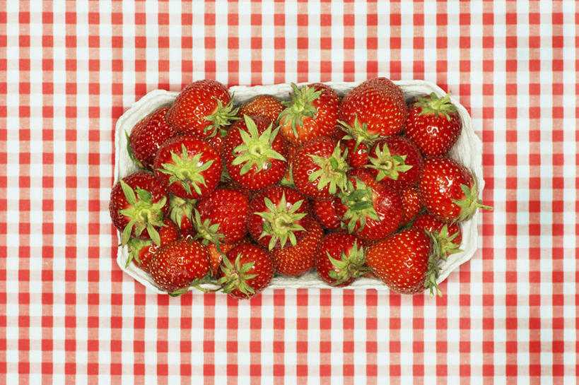 无人,横图,俯视,室内,特写,白天,桌面,桌子,草莓,浆果,水果,叶子,一堆,许多,阴影,堆叠,堆积,新鲜,反射,木制,布料,影子,陶瓷,生食,食品,果实,绿叶,陶瓷制品,很多,布纹,桌布,食物,一个,红色,餐巾,木制品,容器,台布,碗,嫩叶,摄影,有机食品,绿色食品,影棚,单个,储藏,堆,储存,叶,叶片,洋莓,水果皇后,红莓,地莓,彩图,高角度拍摄,影棚拍摄,拍摄,贮存