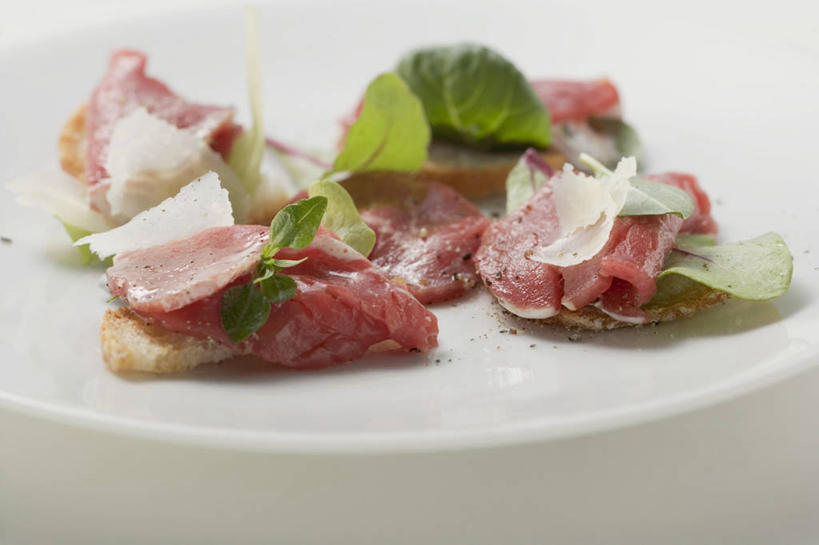 点心,面包,奶酪,无人,横图,俯视,室内,特写,白天,白色背景,烹饪,西餐,植物,桌面,桌子,餐具,叶子,阴影,反射,木制,碟子,盘,纹理,影子,肉,干酪,牛肉,起司,料理,食品,面点,绿叶,芝士,营养,菜肴,美食,肉类,食物,糕点,一个,绿色,盘子,木制品,碟,嫩叶,乳酪,西式,摄影,佳肴,影棚,单个,乳制品,发酵,肉食,肌理,叶,叶片,叶脉,彩图,高角度拍摄,影棚拍摄,拍摄