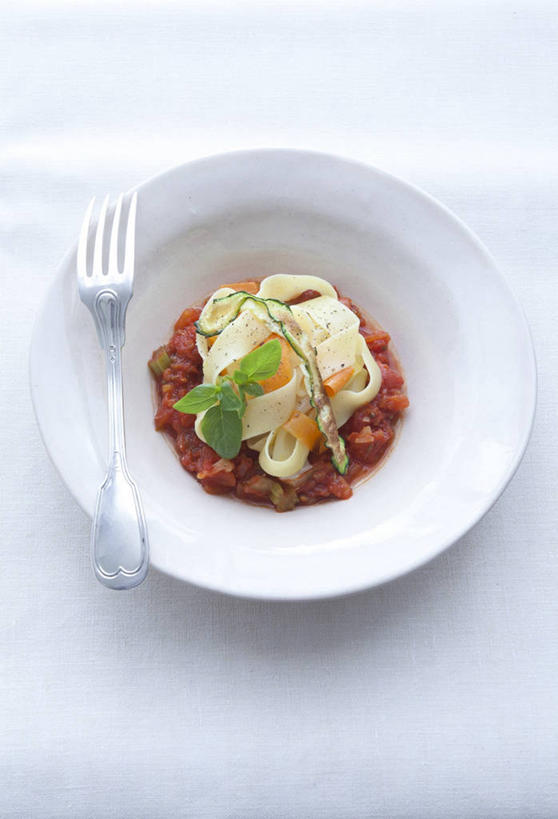 面食,面条,意大利面,无人,竖图,俯视,室内,特写,白天,白色背景,西餐,桌面,桌子,蔬菜,餐具,叶子,金属制品,阴影,新鲜,反射,金属,木制,叉子,影子,陶瓷,面,料理,食品,绿叶,陶瓷制品,食物,一个,木制品,容器,碗,嫩叶,西式,摄影,有机食品,绿色食品,影棚,单个,储藏,储存,餐叉,叶,叶片,进餐用具,彩图,高角度拍摄,影棚拍摄,拍摄,贮存