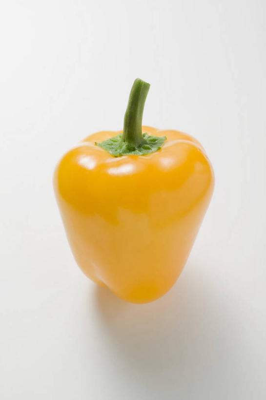 无人,竖图,俯视,室内,特写,白天,白色背景,桌面,桌子,辣椒,蔬菜,阴影,新鲜,反射,木制,影子,食品,食物,一个,黄色,木制品,摄影,有机食品,绿色食品,影棚,单个,彩椒,辣角,红海椒,大椒,辣虎,广椒,甜椒,柿子椒,辣子,海椒,番椒,灯笼椒,彩图,高角度拍摄,影棚拍摄,拍摄