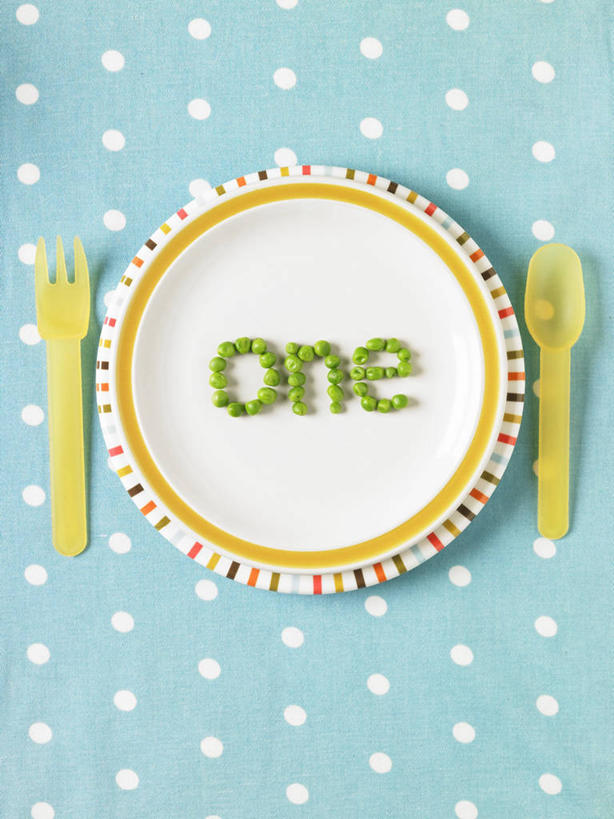 无人,竖图,俯视,室内,特写,白天,植物,桌面,桌子,蔬菜,餐具,阴影,新鲜,反射,木制,英文,标志,布料,叉子,碟子,盘,文字,影子,字符,勺子,塑料,字母,豆类,豆子,豌豆,食品,布纹,标识,荷兰豆,桌布,食物,盘子,餐巾,木制品,塑料制品,调羹,碟,台布,汤匙,有机食品,绿色食品,英文字母,雪豆,餐叉,豆科,寒豆,毕豆,麻累,国豆,小寒豆,麦豌豆,进餐用具,彩图,高角度拍摄