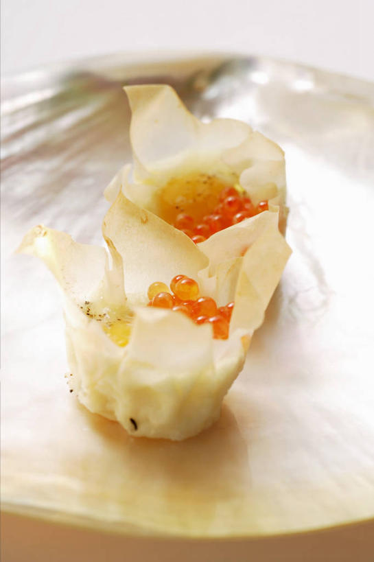 点心,馄饨,面食,无人,竖图,俯视,室内,特写,白天,桌面,桌子,阴影,反射,木制,影子,蛋,鱼卵,料理,食品,面点,鹌鹑蛋,鱼籽,文化,小吃,美食,食物,糕点,木制品,甜食,中式,薄饼,卵,鹌鹑卵,鹑鸟蛋,扁肉,法国薄饼,彩图,高角度拍摄