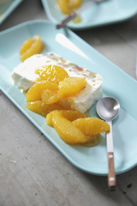 无人,竖图,俯视,室内,特写,白天,桌面,桌子,柑橘,餐具,水果,金属制品,阴影,新鲜,反射,金属,木制,碟子,盘,影子,勺子,生食,食品,冰激凌,果实,清凉,食物,两个,一个,盘子,木制品,调羹,碟,汤匙,冷饮,舒服,冰淇淋,有机食品,绿色食品,单个,解暑,解渴,雪糕,舒爽,冰糕,消暑,橘子,桔子,橙子,橙,彩图,高角度拍摄