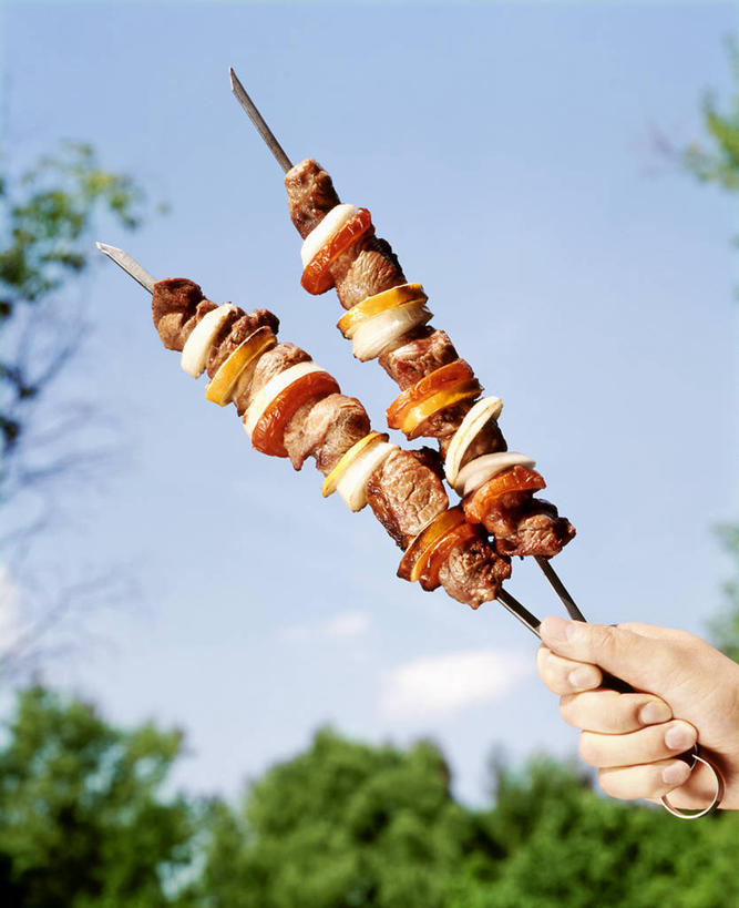 西方人,手,一个人,举,竖图,室外,特写,白天,仰视,植物,蔬菜,欧洲,欧洲人,仅一个年轻女性,仅一个女性,仅一个人,握,阴影,新鲜,光线,影子,云,云朵,肉,食品,拿,云彩,拿着,羊肉,肉类,竹签,树,树木,食物,蓝色,绿色,白云,蓝天,天空,阳光,自然,天,托,手部,握着,有机食品,绿色食品,生长,晴朗,成长,单手,肉食,取食签,年轻女性,女人,女性,白种人,晴空,举起,举手,举着,向上举,向上伸,向上托,半身,彩图,低角度拍摄