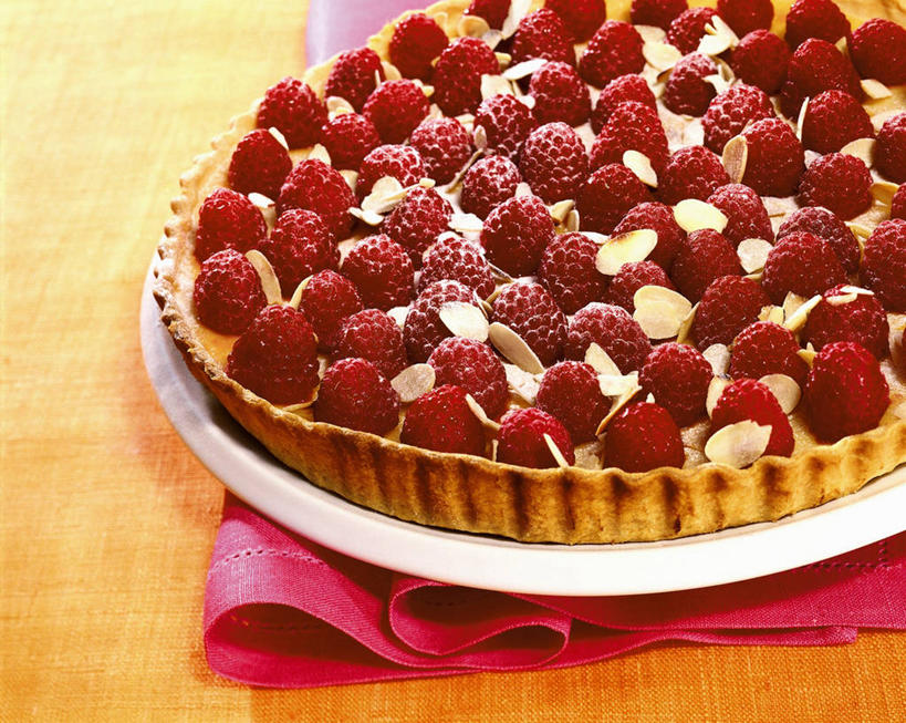 点心,无人,横图,俯视,室内,特写,白天,下午茶,桌面,桌子,杏仁,餐具,水果,阴影,新鲜,反射,木制,碟子,盘,影子,生食,食品,果实,蛋挞,食物,糕点,一个,盘子,餐巾,木制品,碟,有机食品,绿色食品,单个,山莓,树莓,三月泡,四月泡,山抛子,刺葫芦,悬钩子,馒头菠,高脚菠,龙船泡,泡儿刺,蛋塔,保洁方巾,口布,杏子,杏梅仁,杏核仁,木落子,苦杏仁,彩图,高角度拍摄