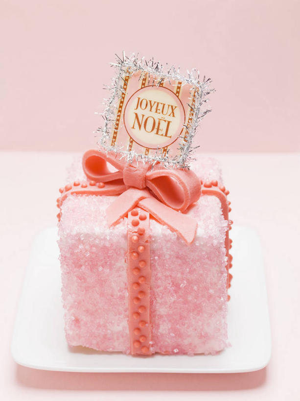 点心,无人,竖图,俯视,室内,特写,白天,下午茶,桌面,桌子,餐具,礼盒,礼物,圣诞节,阴影,粉色背景,节日,庆祝,反射,木制,英文,标签,标志,碟子,盘,丝绸,丝带,文字,影子,纸盒,字符,字母,食品,缎带,文化,标识,绸带,盒子,食物,糕点,一个,包装盒,盘子,木制品,礼品盒,碟,庆典,摄影,礼品,影棚,单个,纪念,英文字母,彩图,高角度拍摄,影棚拍摄,拍摄,蛋糕