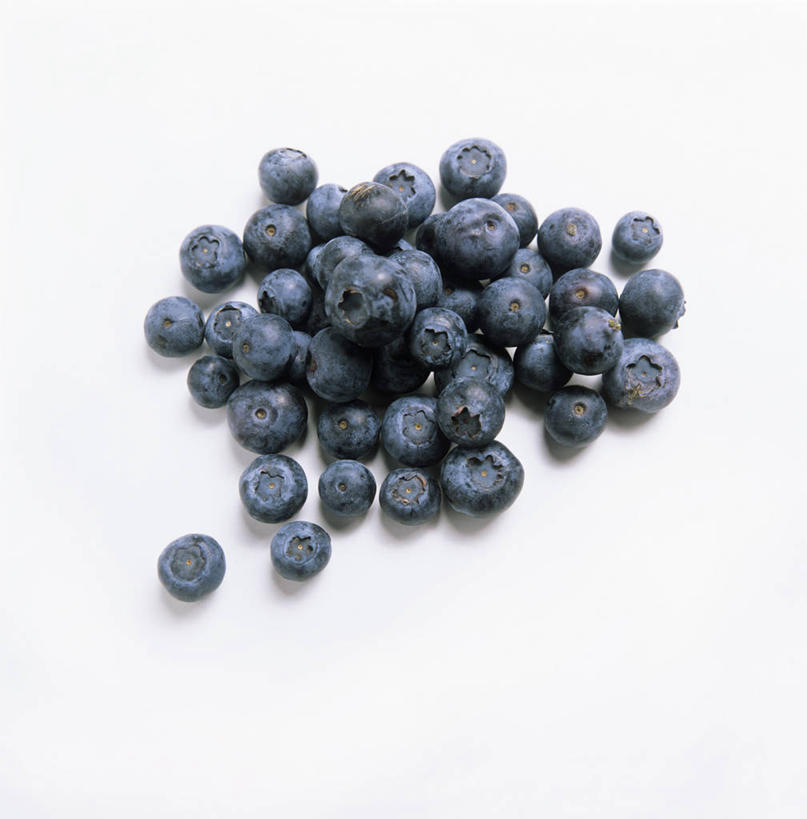 无人,竖图,俯视,室内,特写,白天,白色背景,桌面,桌子,浆果,蓝莓,水果,一堆,许多,阴影,堆叠,堆积,新鲜,反射,木制,影子,生食,食品,果实,很多,食物,蓝色,木制品,摄影,有机食品,绿色食品,影棚,堆,山都柿,蓝浆果,蓝靛果,彩图,高角度拍摄,影棚拍摄,拍摄