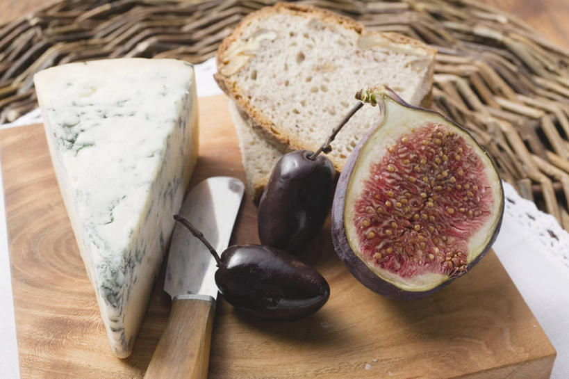 点心,面包,奶酪,无人,横图,俯视,室内,特写,白天,桌面,桌子,橄榄,无花果,水果,阴影,新鲜,反射,木制,影子,生食,干酪,起司,食品,面点,果实,案板,芝士,营养,砧板,食物,糕点,木制品,乳酪,有机食品,绿色食品,黑橄榄,乳制品,发酵,乌橄榄,乌榄,山羊奶酪,油橄榄,映日果,树地瓜,青果,奶浆果,蜜果,白榄,彩图,高角度拍摄