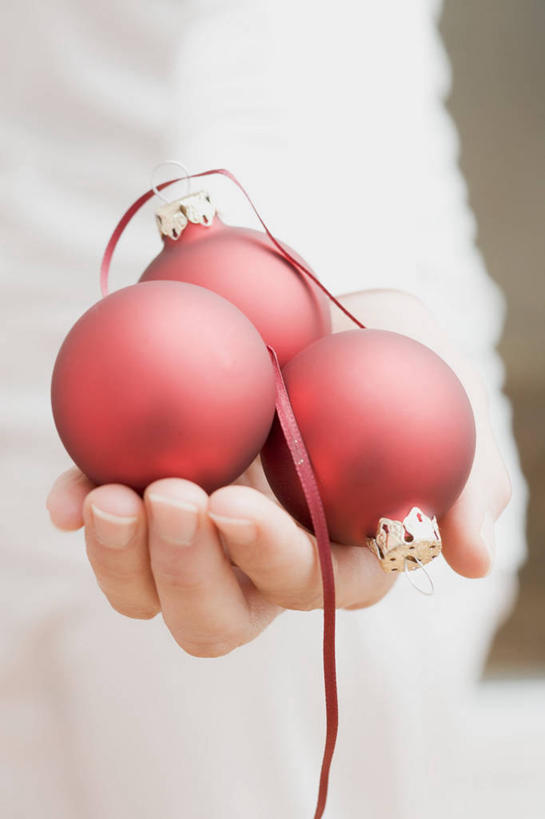 西方人,手,一个人,站,竖图,室内,特写,白天,正面,欧洲,圣诞节,欧洲人,仅一个年轻女性,仅一个女性,仅一个人,握,服装,节日,朦胧,模糊,庆祝,装饰,挂饰,丝绸,丝带,缎带,圣诞球,拿,拿着,休闲装,文化,绸带,球,衣服,红色,站着,庆典,休闲,球体,手部,休闲服,握着,服饰,纪念,单手,华丽,修饰,点缀,衬托,美观,雅致,雅观,年轻女性,女人,女性,白种人,站立,半身,彩图