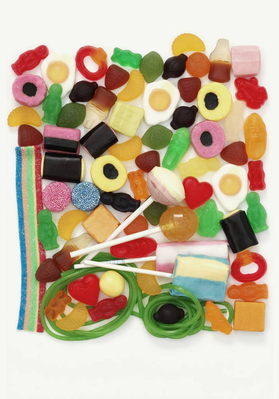 无人,竖图,俯视,彩色,室内,特写,白天,白色背景,桌面,桌子,一堆,许多,阴影,堆叠,堆积,反射,木制,影子,食品,糖,糖果,甜点,甜品,软糖,很多,食物,木制品,甜食,摄影,影棚,堆,五颜六色,色彩斑斓,五彩缤纷,五彩斑斓,五光十色,彩图,高角度拍摄,影棚拍摄,拍摄