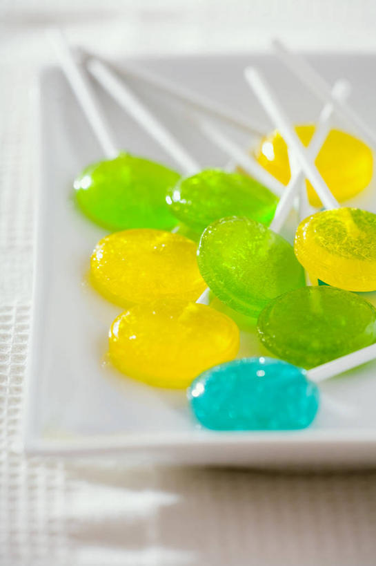 无人,竖图,俯视,室内,特写,白天,白色背景,桌面,桌子,餐具,一堆,许多,阴影,堆叠,堆积,反射,木制,棒棒糖,碟子,盘,影子,食品,糖,糖果,甜点,甜品,很多,食物,一个,黄色,蓝色,绿色,盘子,木制品,碟,甜食,摄影,影棚,单个,堆,彩图,高角度拍摄,影棚拍摄,拍摄