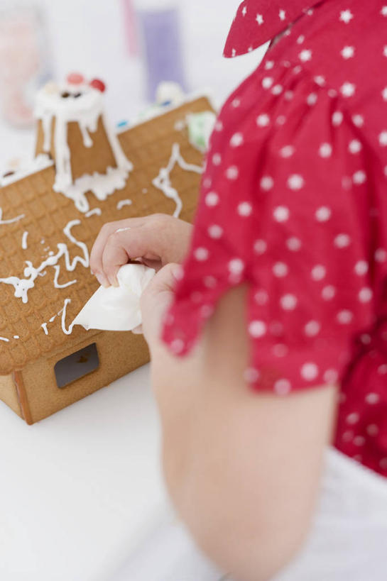 点心,西方人,儿童,手,一个人,站,竖图,俯视,室内,特写,白天,纯洁,袋子,欧洲,圣诞节,欧洲人,仅一个女性,仅一个人,握,制作,服装,节日,庆祝,装饰,裱花袋,食品,甜点,甜品,拿,拿着,休闲装,文化,加工,塑料袋,食物,糕点,小孩,衣服,饼干,甜食,零食,奶油,站着,仅一个小孩,庆典,休闲,手部,休闲服,可爱,童年,童趣,握着,服饰,纪念,乳制品,童真,烂漫,无邪,姜饼,裱花枪,裱花,激凌,克林姆,淇淋,姜饼屋,德式姜饼,天真,女孩,女人,女性,白种人,孩子,站立,半身,彩图,高角度拍摄,圣诞姜饼屋,女生