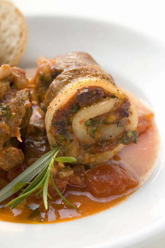 无人,竖图,俯视,室内,特写,白天,白色背景,烹饪,西餐,桌面,桌子,蔬菜,蒜,西红柿,餐具,阴影,新鲜,反射,木制,碟子,盘,影子,调料,酱料,酱汁,茄汁,肉,佐料,料理,食品,调味品,调味料,蒜头,番茄酱,猪肉,酱,菜肴,美食,肉类,食物,一个,盘子,木制品,碟,西式,摄影,佳肴,有机食品,绿色食品,影棚,单个,五花肉,肉食,豚肉,胡蒜,肋条肉,三层肉,番茄,大蒜,彩图,高角度拍摄,影棚拍摄,拍摄