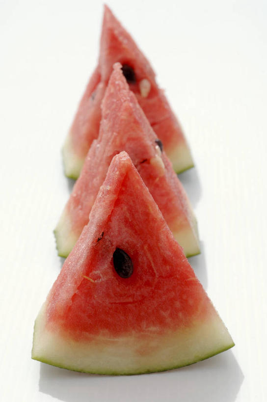 无人,竖图,俯视,室内,特写,白天,白色背景,桌面,桌子,西瓜,水果,一排,阴影,新鲜,整齐,反射,木制,三角形,图形,影子,生食,食品,果实,几何,食物,排列,三个,红色,木制品,摄影,有机食品,绿色食品,影棚,队列,数学,横截面,剖面,截面,截面图形,寒瓜,彩图,高角度拍摄,影棚拍摄,拍摄,几何图形