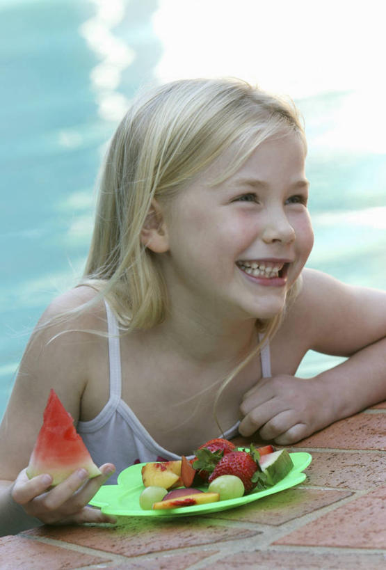 西方人,儿童,一个人,体育馆,游泳池,站,笑,微笑,露齿笑,竖图,室外,白天,正面,泳装,纯洁,水,西瓜,餐具,水果,欧洲,欧洲人,仅一个女性,仅一个人,握,新鲜,碟子,盘,水池,水面,生食,沙拉,食品,果实,拿,拿着,注视,色拉,泳池,沙律,水果沙拉,食物,一个,小孩,盘子,碟,观察,看,站着,仅一个小孩,可爱,童年,童趣,握着,有机食品,绿色食品,单个,观看,色拉酱,察看,游泳馆,关注,千岛酱,童真,烂漫,无邪,连体泳衣,天真,女孩,女人,女性,白种人,孩子,寒瓜,站立,半身,彩图,泳衣,女生