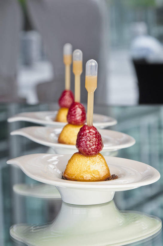 无人,竖图,俯视,室内,特写,白天,桌面,桌子,浆果,餐具,水果,一排,阴影,朦胧,模糊,新鲜,整齐,反射,木制,碟子,盘,影子,桑葚,生食,食品,果实,竹签,食物,排列,三个,盘子,木制品,碟,覆盆子,有机食品,绿色食品,队列,取食签,彩图,高角度拍摄