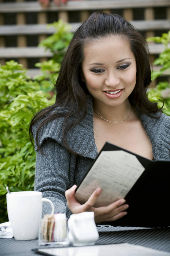 咖啡,西方人,一个人,坐,笑,微笑,露齿笑,竖图,室外,白天,正面,幸福,植物,餐桌,桌子,杯子,欧洲,欧洲人,仅一个年轻女性,仅一个女性,仅一个人,握,服装,瓷器,咖啡杯,陶瓷制品,拿,拿着,注视,休闲装,娱乐,菜单,树,树木,饮料,衣服,绿色,自然,观察,看,享受,休闲,温馨,休闲服,放松,乐趣,握着,服饰,生长,成长,餐台,观看,察看,提神,舒适,关注,咖啡店,瓷杯,醒脑,咖啡屋,软饮料,年轻女性,女人,女性,白种人,坐着,半身,彩图,咖啡馆